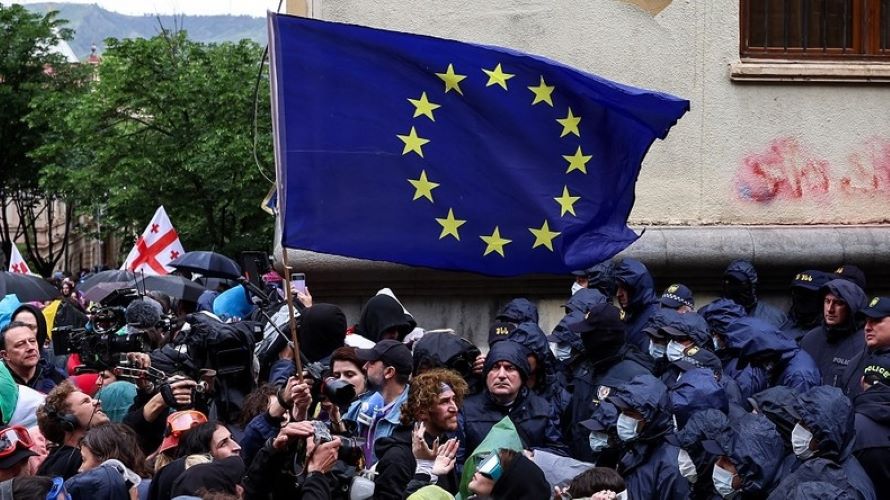 Les Géorgiens manifestent devant le Parlement à Tbilissi