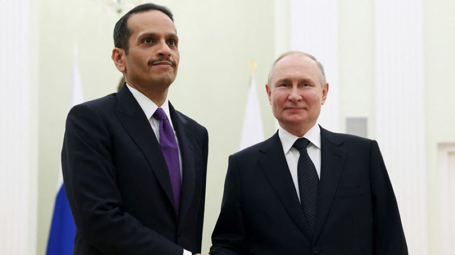 Le président russe Vladimir Poutine et le ministre des Affaires étrangères du Qatar, Mohammed ben Abderrahmane Al-Thani