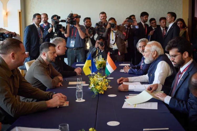 Le Premier ministre indien Narendra Modi et le Président ukrainien Volodymyr Zelensky et se rencontrent lors du sommet du G7